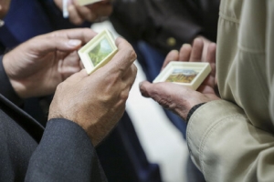 تصویر آثار هنری در نگارخانه نمایش داده می‌شود