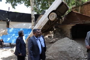 تصویر تخریب کامل دو واحد و تعطیلی  16 واحد پذیرایی در محور کرج کندوان در پی سیل