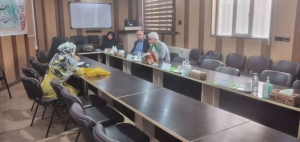 تصویر استقرار میز ارتباطات مردمی دانشگاه علوم پزشکی البرز در بیمارستان کمالی
