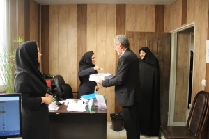 تصویر مدیرکل بهزیستی استان البرز با همکاران خود دیدار کرد