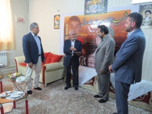 تصویر دیدار سرپرست منطقه ۹ شهرداری کرج با خانواده معزز شهیدان دهقان بناد کوکی و راست روش