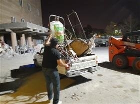 تصویر چرخ دستیهای زباله گرد در منطقه ۵ جمع آوری شدند