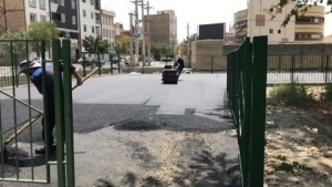 تصویر اجرای عملیات آسفالت زمین ورزشی روباز در بوستان جهان