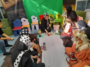 تصویر آموزش فرشینه بافی به کودکان و نوجوانان فردیسی