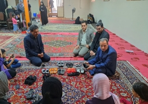 تصویر بازدید سرزده فرماندار شهرستان چهارباغ از یک کارگاه آموزشی صنایع دستی