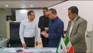 تصویر بازدید سرزده فرماندار شهرستان چهارباغ از روند ارائه خدمات پست بانک مهدی آباد به زائرین اربعین»