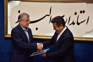 تصویر فرماندار کرج برای طرح های نوآورانه در هشتمین دوره انتخابات پایتخت کتاب تجلیل شد