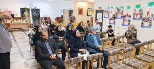 تصویر رونمایی از کتاب « خانوم ماه» با حضور خانواده شهدا و ایثارگران در ساوجبلاغ