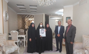 تصویر دیدار با خانواده شهید عباسعلی البرزی تنها شهید سوادآموزی استان در گرامیداشت هفته دفاع مقدس