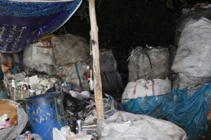 تصویر مرکز غیر مجاز انبار نان خشک و ضایعات جمع آوری شد
