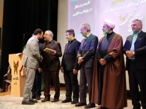 تصویر تقدیر از فرماندار طالقان بعنوان شهرستان برتر استان در حوزه پژوهش و فناوری