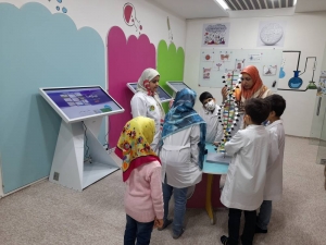تصویر اتاق علم کتابخانه عمومی فردیس میزبان کودکان و نوجوانان جویای علم است