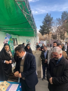 تصویر بازدید فرماندار ویژه شهرستان کرج از کاروان سلامت  در منطقه کم برخوردار حیدرآباد