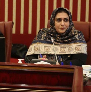 تصویر تقدیر از رئیس کمیسیون گردشگری اتاق بازرگانی البرز به عنوان یکی از بانوان موفق کارآفرین کشور