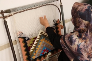 تصویر برگزاری آزمون مهارت سنجی گلیم بافی در البرز