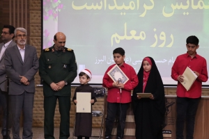 تصویر همه ما مدیون معلمان هستیم