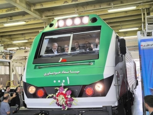 تصویر رونمایی از لوکوموتیو باری MAP30 و موتور دیزل MP610 با حضور وزیر صمت در البرز