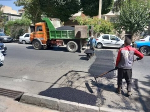 تصویر روزانه ۸ تن لکه‌گیری و مرمت آسفالت در معابر منطقه ۱ صورت می‌گیرد