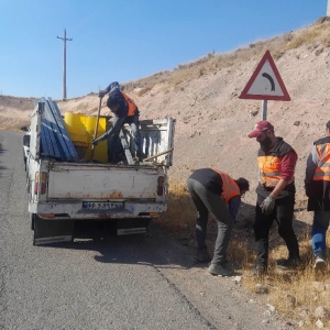 تصویر نصب تابلو و علائم ایمنی در جاده های  طالقان