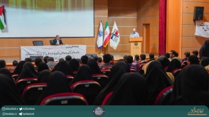 تصویر اهدا کتاب «قانون برنامه هفتم پیشرفت جمهوری اسلامی ایران» به سازمان بسیج دانشجویی البرز