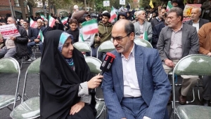 تصویر ملت ایران پرچم مبارزه با استکبار را در تمام دنیا برافراشته اند