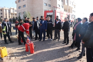 تصویر مانور و آموزش ایمنی و اطفاء حریق در دانشگاه آزاد اسلامی واحد هشتگرد