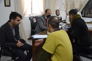 تصویر برپایی میز خدمت وکلای دادگستری البرز به زندانیان ندامتگاه فردیس