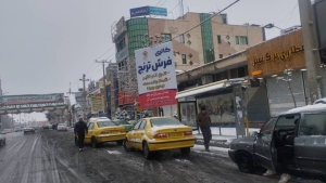 تصویر فعالیت ناوگان تاکسیرانی و مینی بوسرانی هشتگرد در برف یخبندان