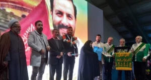 تصویر اهدای مدال مسابقات کشتی آزاد ناشنوایان آسیایی به مادر شهید البرزی