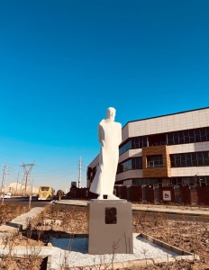 تصویر نصب مجسمه شهاب الدین سهروردی فردیس