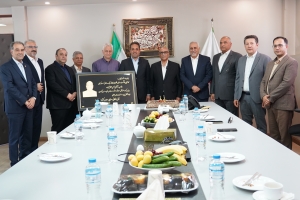 تصویر تجلیل از حسن محمدعلیزاده، از فخرآفرینان اقتصادی استان البرز و مدیرعامل برند «مهگل»