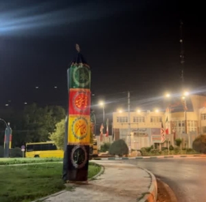 تصویر ۵۰ کُتل به همت واحد زیباسازی و حفاظت فیزیکی شهرداری مهستان در میادین اصلی شهر نصب شد
