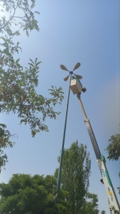 تصویر نصب چراغ LED (سی‌یو‌بی) در آرامستان هشتگرد برای رفاه حال شهروندان