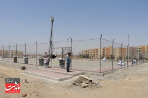 تصویر مراحل پایانی احداث زمین چمن مصنوعی شهرک پیام