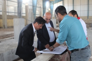 تصویر ورزشگاه ۱۲۰۰ نفری اشتهارد یکی از مهمترین پروژهای ورزشی شهرستان است