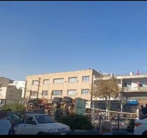 تصویر واژگونی کامیون در بلوار دانش آموز کرج یک مصدوم برجای گذاشت