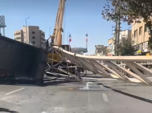 تصویر بی‌احتیاطی راننده کامیون در بلوار دانش آموز حادثه آفرید