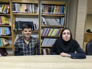 تصویر زوجی که با انگشتان خود کتاب پیدا می کنند ؛روشندلانی که خانه نشین نیستند