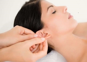 مزایای ماساژ گوش برای بدن که از آن بی بهره مانده اید