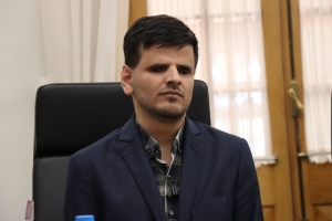 تصویر کتابداری که از دریچه نورانی قلبش می‌بیند و خدمت می‌کند