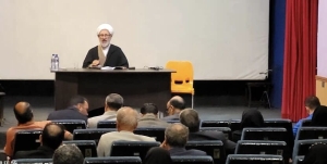 تصویر باید مبارزه بی امان با فساد داشت