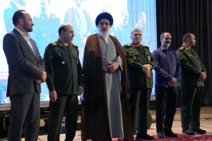 تصویر بخشدار مرکزی پلنگ آباد و شهردار محمدشهر، برگزیده ملی «نشان فردوس»