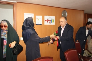 تصویر تجلیل از پرستاران کرجی به نمایندگی از استاندار البرز توسط مهدی مهرور