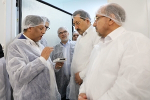 تصویر بازدید نماینده عالی وزارت صمت از خط تولید انسولین در نظرآباد