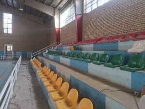 تصویر آغاز نصب صندلی‌های سالن ورزشی شهید کریم سیرایی