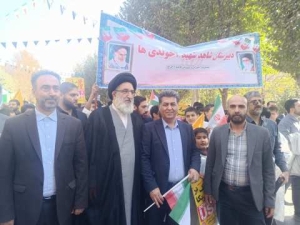 تصویر دانش‌آموزان پای کار انقلاب و نظام هستند