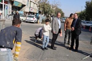 تصویر بازدید شهردار ماهدشت از روند رنگ‌آمیزی سرعت‌گیرهای سطح شهر