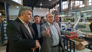 تصویر بازدید فرماندار ساوجبلاغ از شرکت افراتاب، تولیدکننده لامپ‌های کم‌مصرف و LED