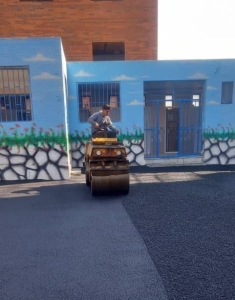 تصویر اجرای طرح آسفالت محوطه مدارس فردیس کلید خورد