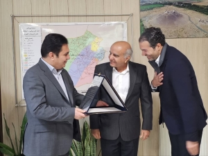 تصویر تقدیر تعدادی از دامداران بزرگ کشور از حمایت‌های ویژه دکتر شمیرانی فرماندار نظرآباد